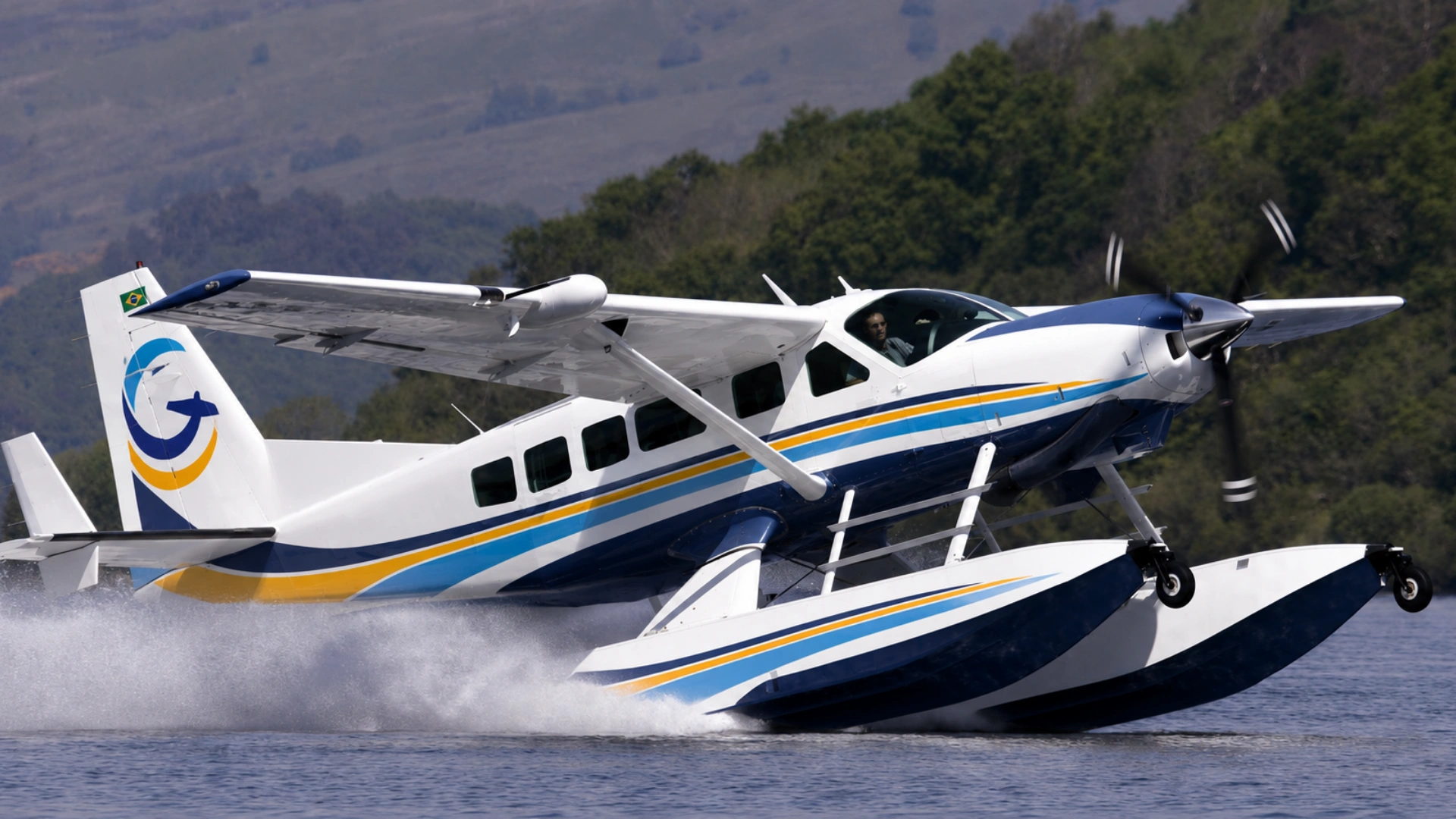 Aeronave Caravan Anfíbio decolando da água na Amazônia
