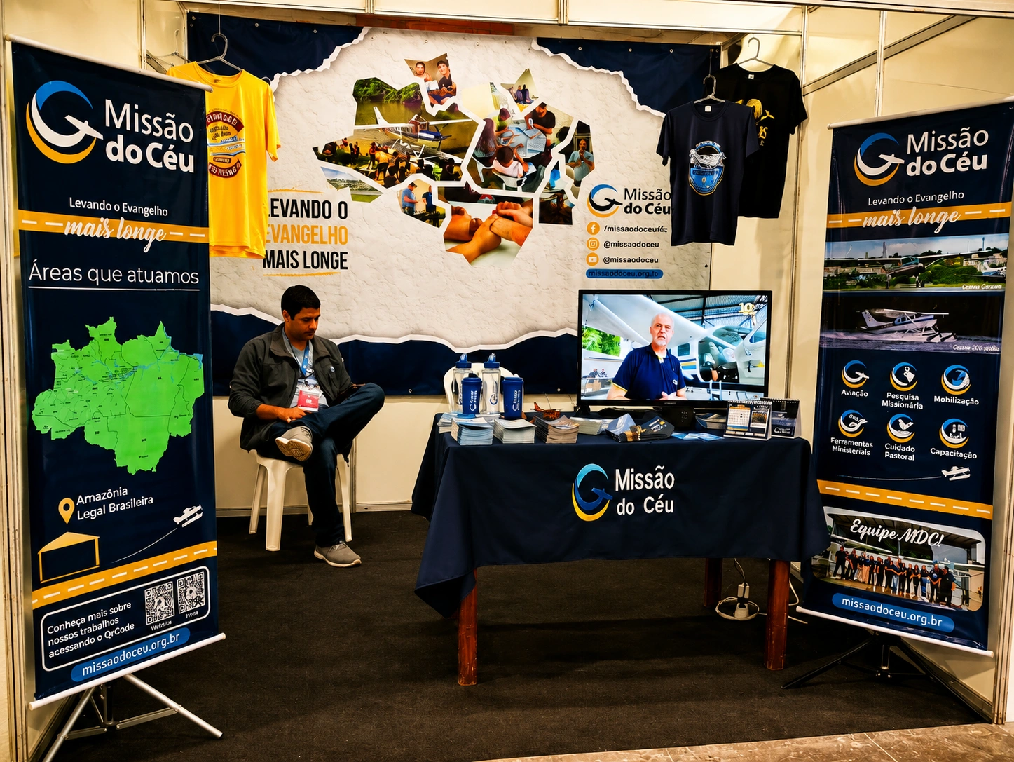 Equipe da Missão do Céu conversando com voluntários em um evento de mobilização