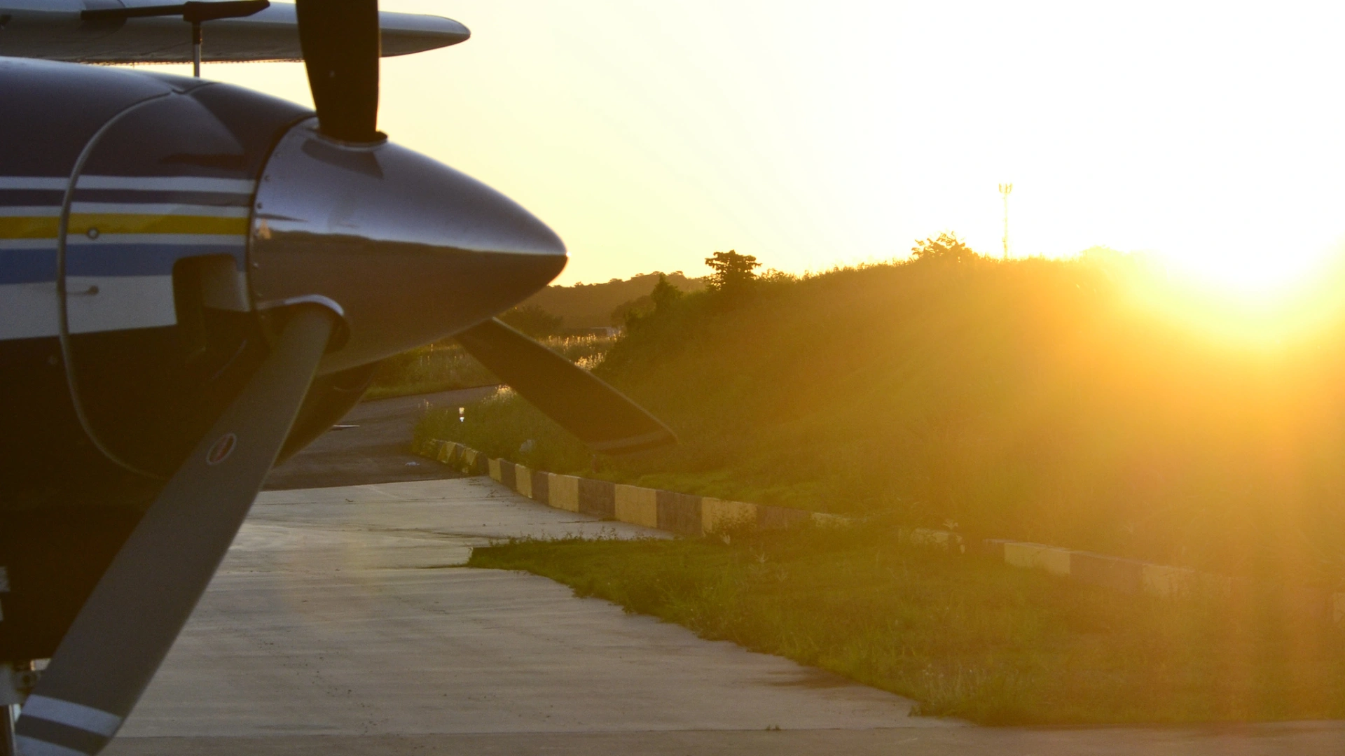 Nariz do avião Caravan da Missão do Céu contra o pôr do sol