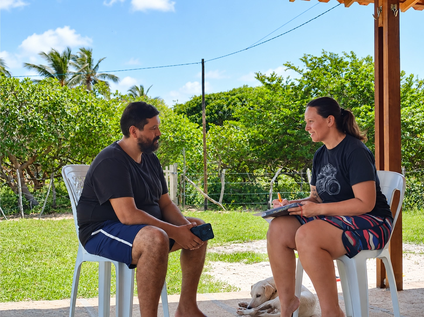 Pesquisadora do Projeto Fronteiras entrevistando morador em trabalho de campo